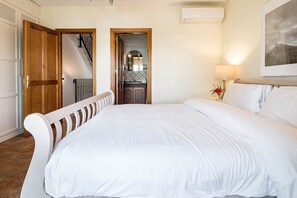 Studio (3 Bedrooms) | Interior