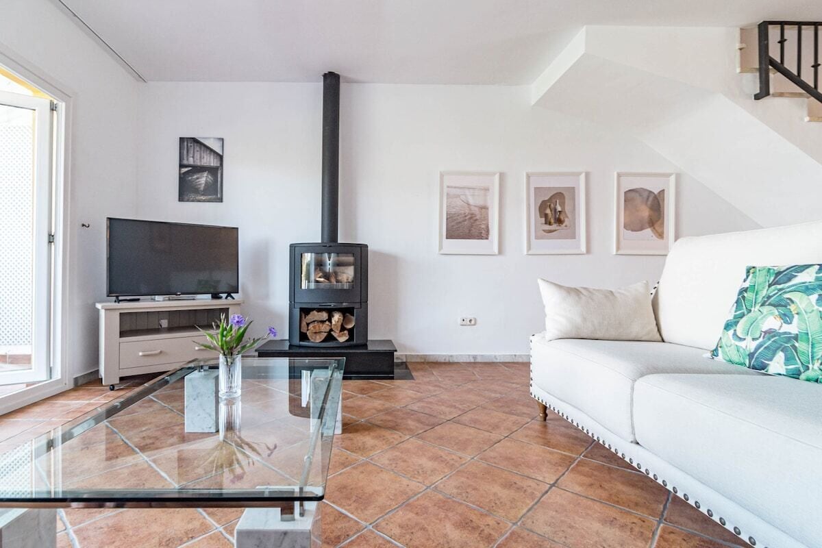 Studio (3 Bedrooms) | Front of property