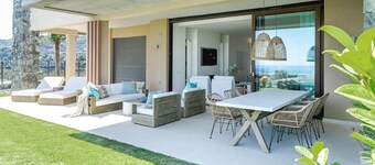 LO - Luxury 3 Bedroom Apartment , Stunning Views