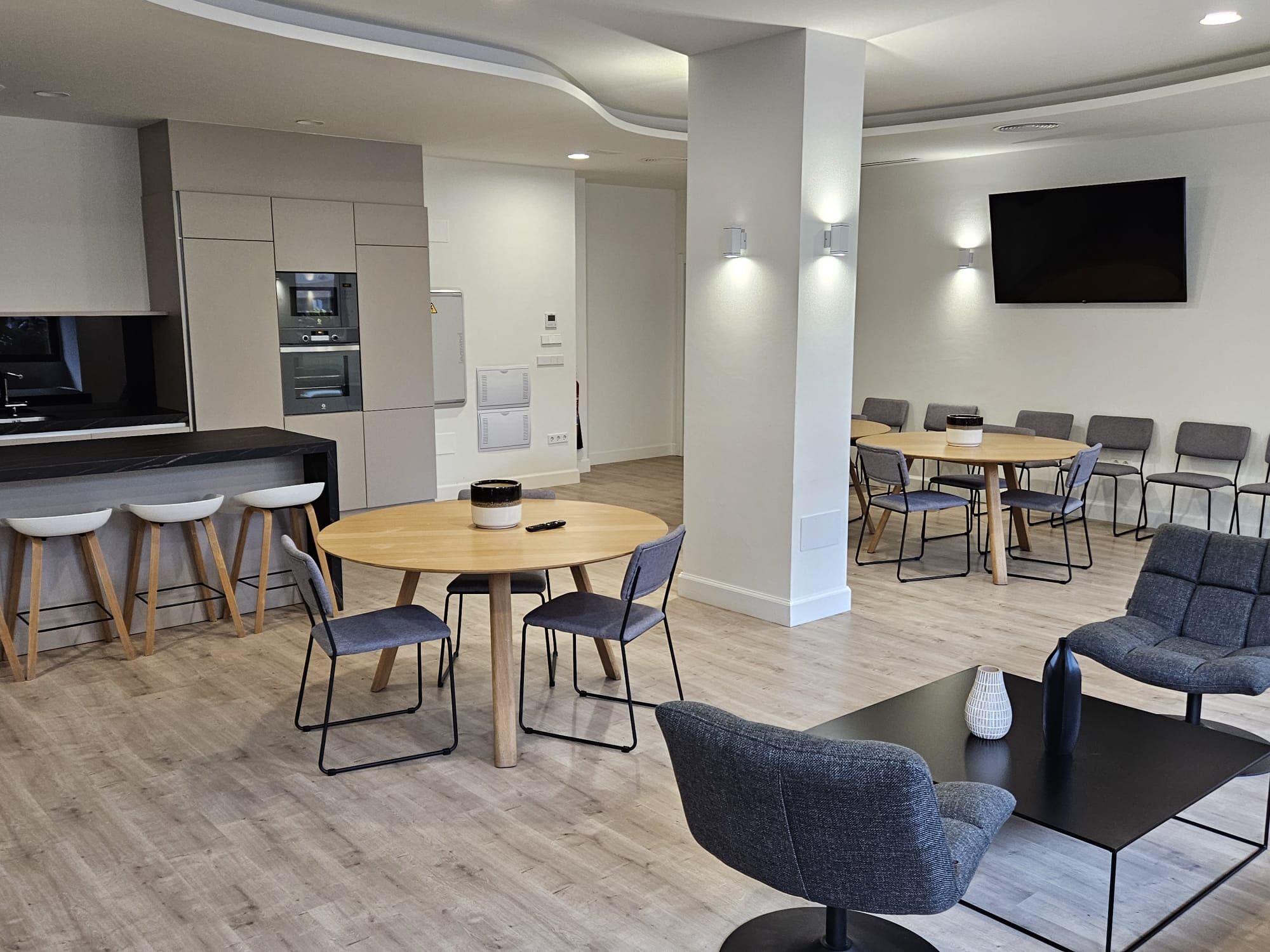 Ein modernes Interieur mit Küche, Essbereich und Sitzgelegenheiten.