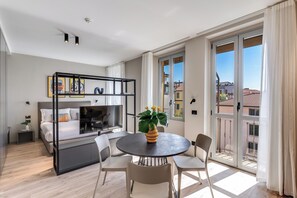 Studiolejlighed (0 Bedroom) | Opholdsområde | 32-tommers smart-tv med kabelkanaler