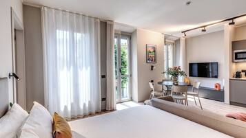 Estudio (0 Bedroom) | Espacio para trabajar con laptop y tabla de planchar con plancha