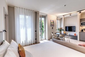 Studio (0 Bedroom) | Laptop workspace, iron/ironing board, bed sheets - Seety Porta Romana Corte (Milan)