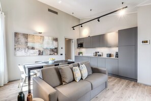 Apartment | Living area | 32-inch Smart TV with cable channels - Seety Porta Romana Corte (Milan)