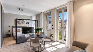 Monolocale (0 Bedroom) | Area soggiorno | Smart TV 32 pollici con canali via cavo