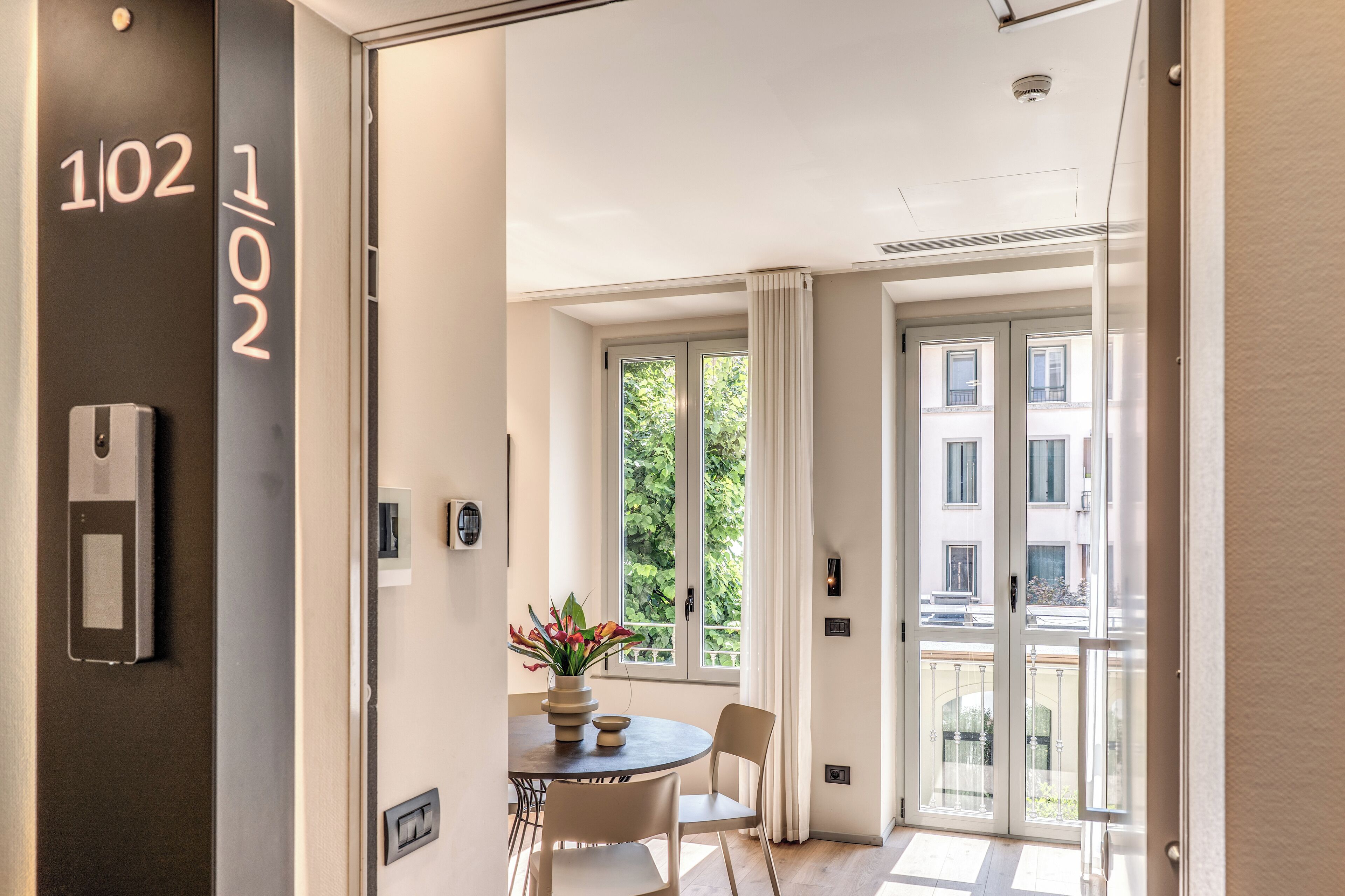 Estudio (0 Bedroom) | Área de sala de estar | Smart TV de 32 pulgadas con canales por cable 