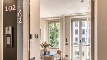 Estudio (0 Bedroom) | Área de sala de estar | Smart TV de 32 pulgadas con canales por cable