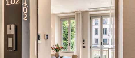 Studio (0 Bedroom) | Coin séjour | TV connectée de 32 pouces avec chaînes par câble