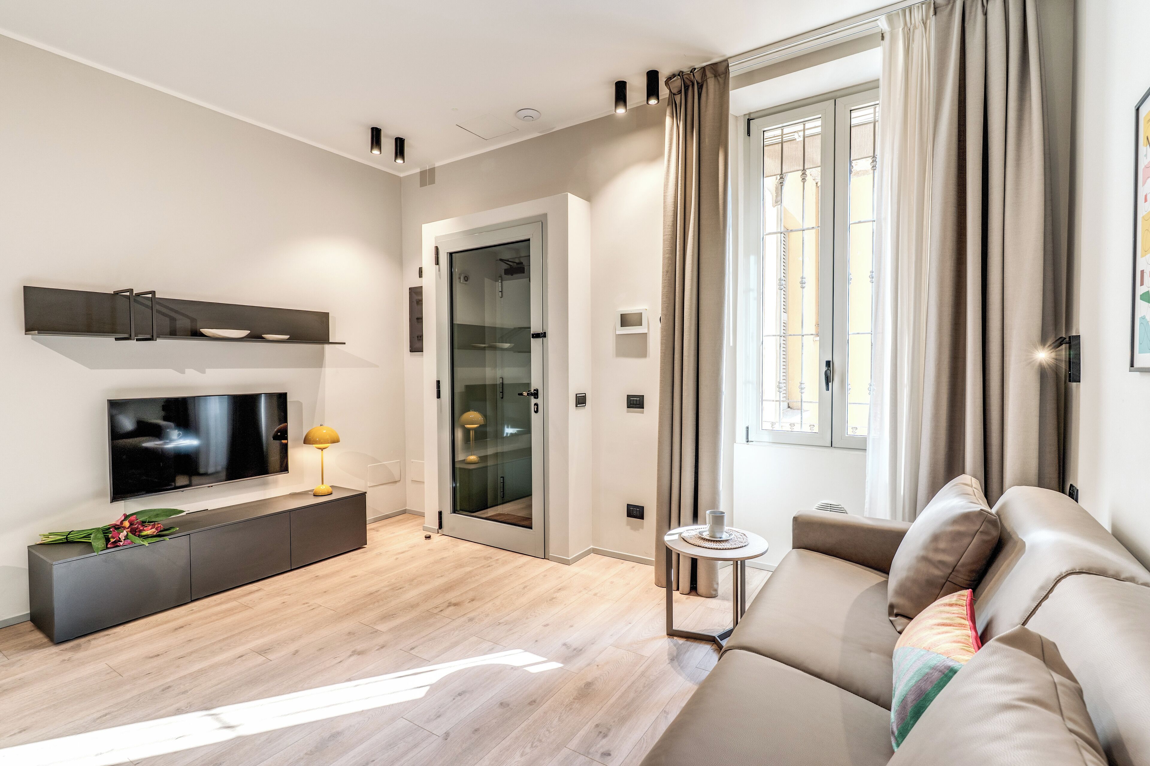 Condo, 1 habitación (0 Bedroom) | Área de sala de estar | Smart TV de 32 pulgadas con canales por cable 