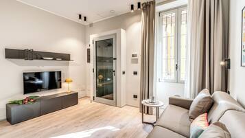 Condo, 1 habitación (0 Bedroom) | Área de sala de estar | Smart TV de 32 pulgadas con canales por cable