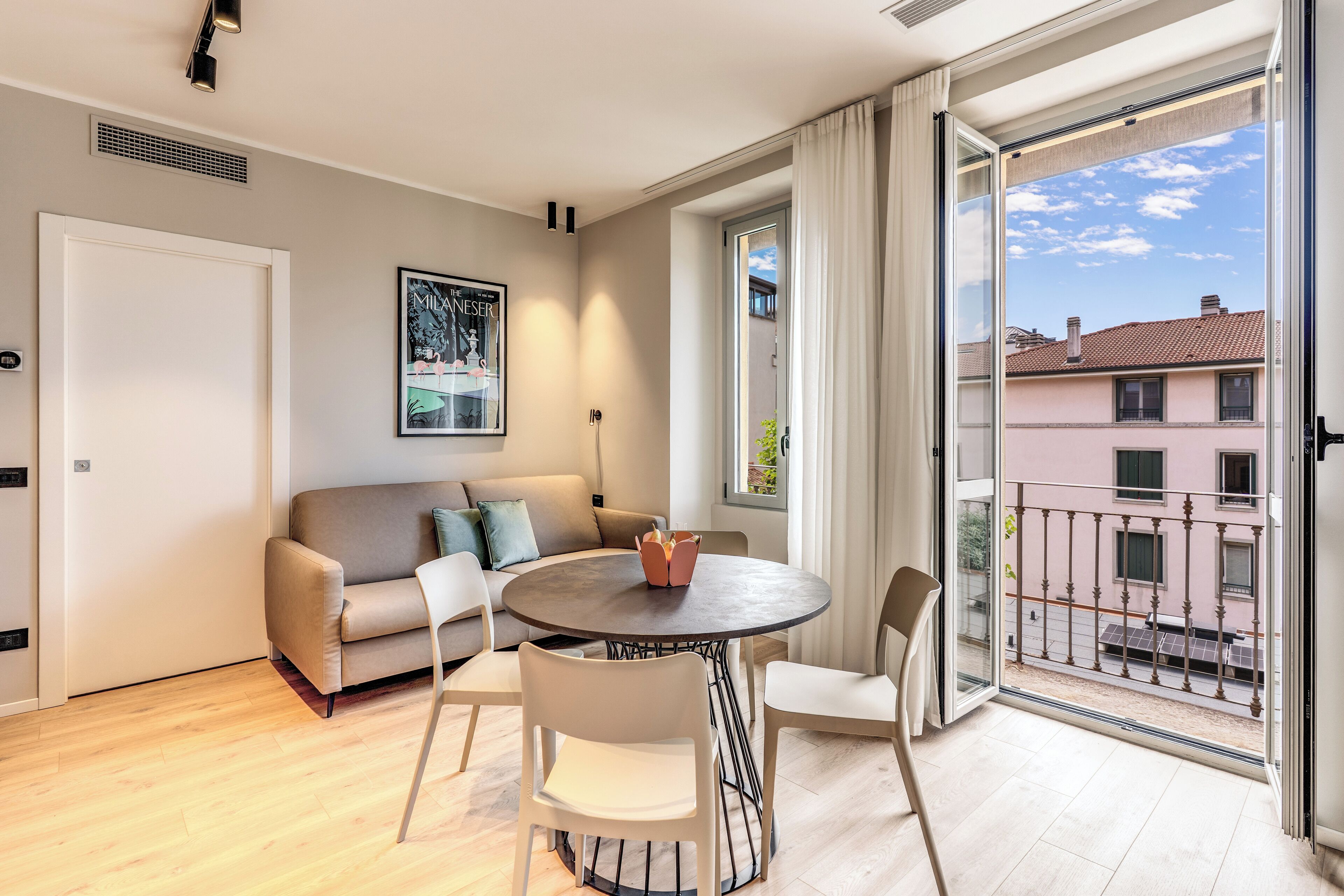 Studio, 1 chambre, balcon (0 Bedroom) | Coin séjour | TV connectée de 32 pouces avec chaînes par câble