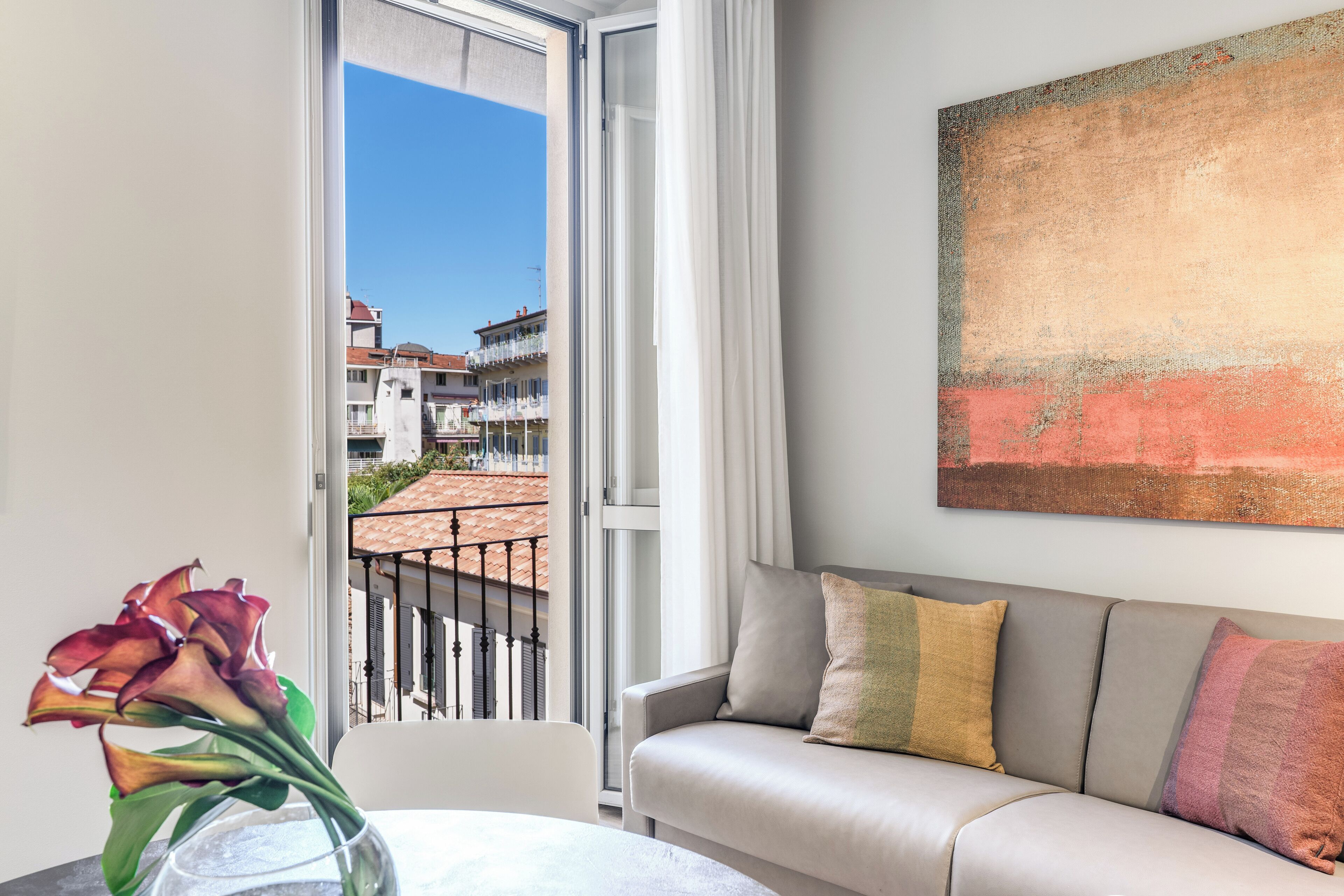 Leilighet, 1 soverom, balkong (0 Bedroom) | Oppholdsområde | En 32-tommers smart-TV med kabel-kanaler