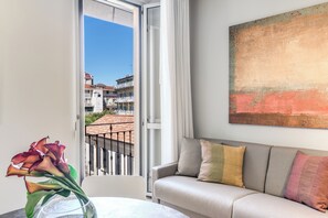 Lejlighed - 1 soveværelse - balkon (0 Bedroom) | Opholdsområde | 32-tommers smart-tv med kabelkanaler