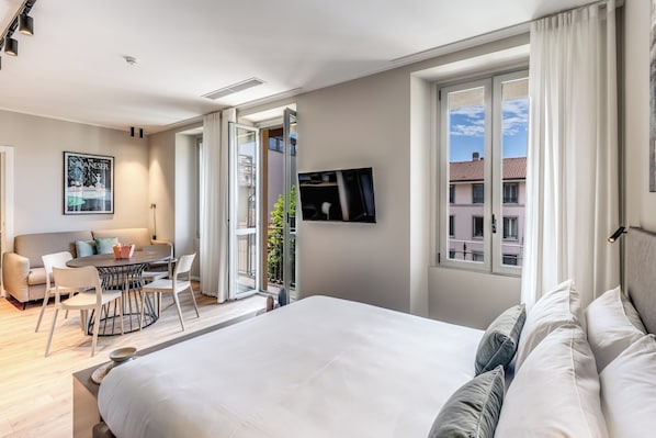 Estudio, 1 habitación, balcón (0 Bedroom) | Espacio para trabajar con laptop y tabla de planchar con plancha 