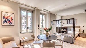 Studio (0 Bedroom) | Khu vực làm việc phù hợp cho laptop, bàn ủi/dụng cụ ủi quần áo