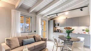 Una sala de estar moderna con sofá, mesa de centro y comedor.