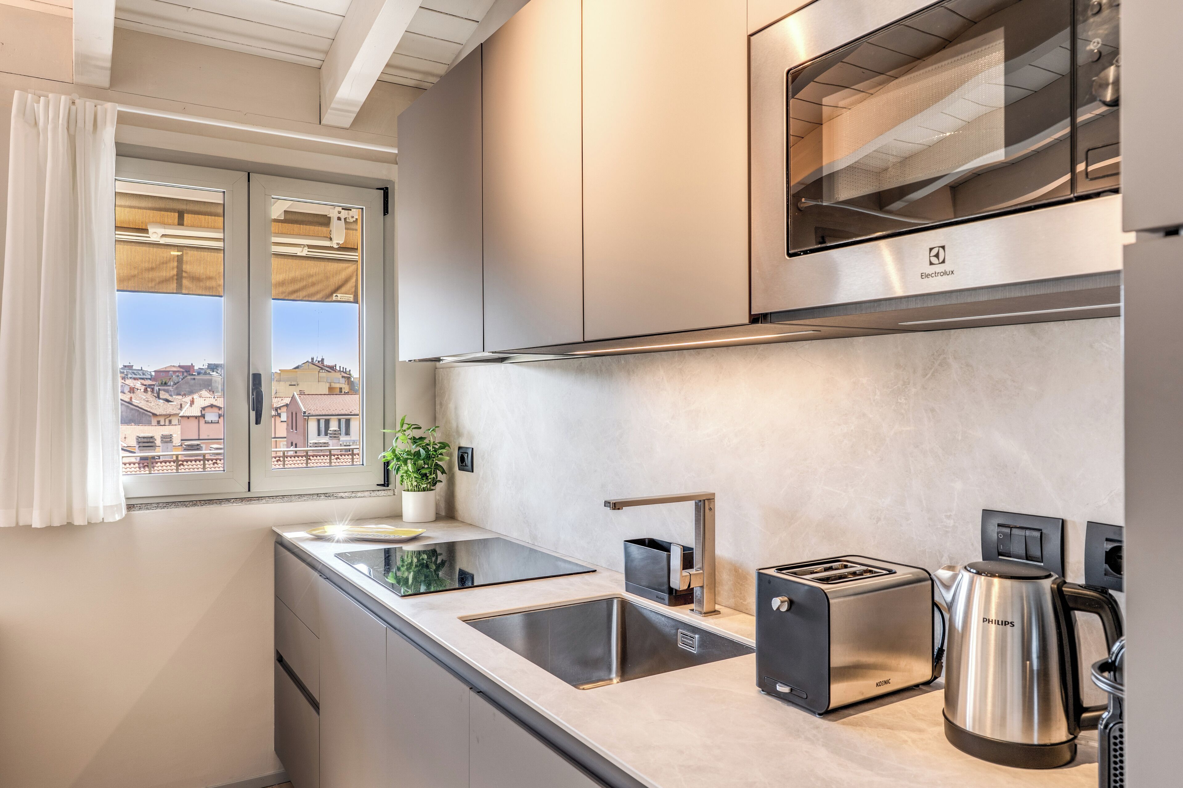 Apartemen | Dapur pribadi | Microwave, mesin espresso, ketel listrik, dan kursi makan untuk bayi