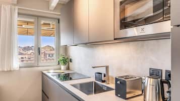 Apartemen | Dapur pribadi | Microwave, mesin espresso, ketel listrik, dan kursi makan untuk bayi