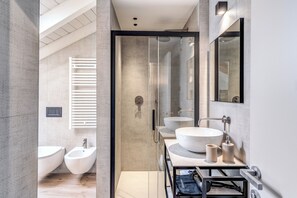 Appartement | Badkamer | Een douche, een bidet, handdoeken
