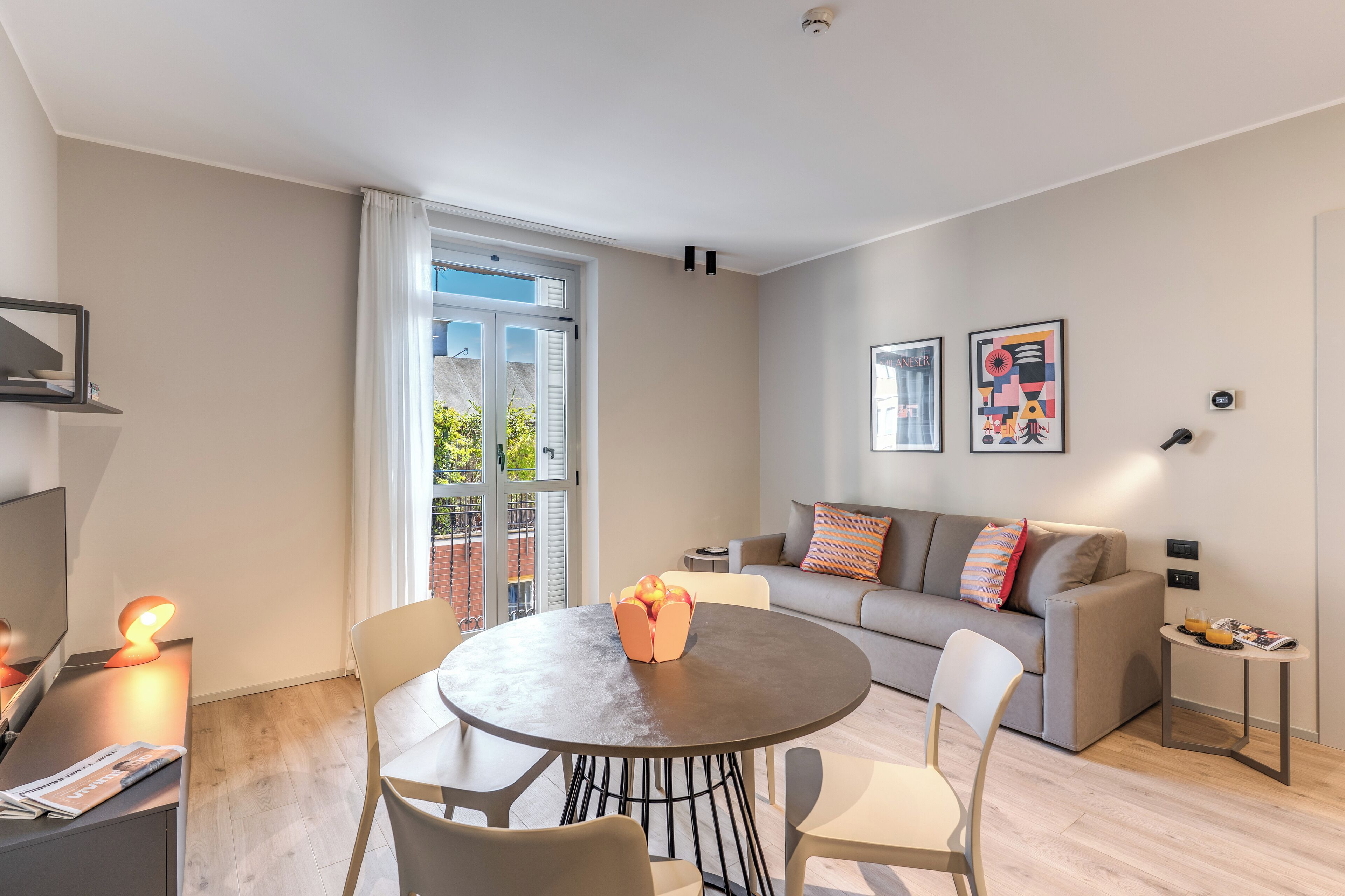 Apartemen (1 Bedroom) | Area keluarga | Smart TV 32-inci dengan saluran TV kabel