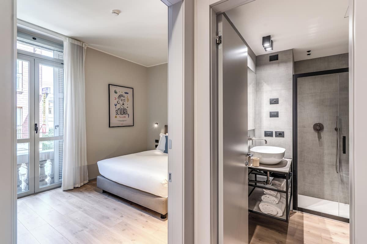 1 kamar tidur, ruang kerja ramah laptop, dan setrika/meja setrika