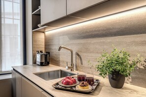 Appartement | Privékitchenette | Een microgolfoven, een espressoapparaat, een waterkoker, een kinderstoel