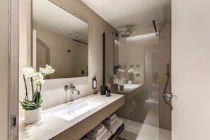 Apartment (2 Bedrooms) | Badezimmer | Dusche, Bidet, Handtücher