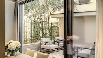 Appartement (2 Bedrooms) | Coin séjour | TV connectée de 32 pouces avec chaînes par câble