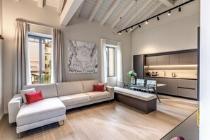 Appartement (2 Bedrooms) | Coin séjour | TV connectée de 32 pouces avec chaînes par câble