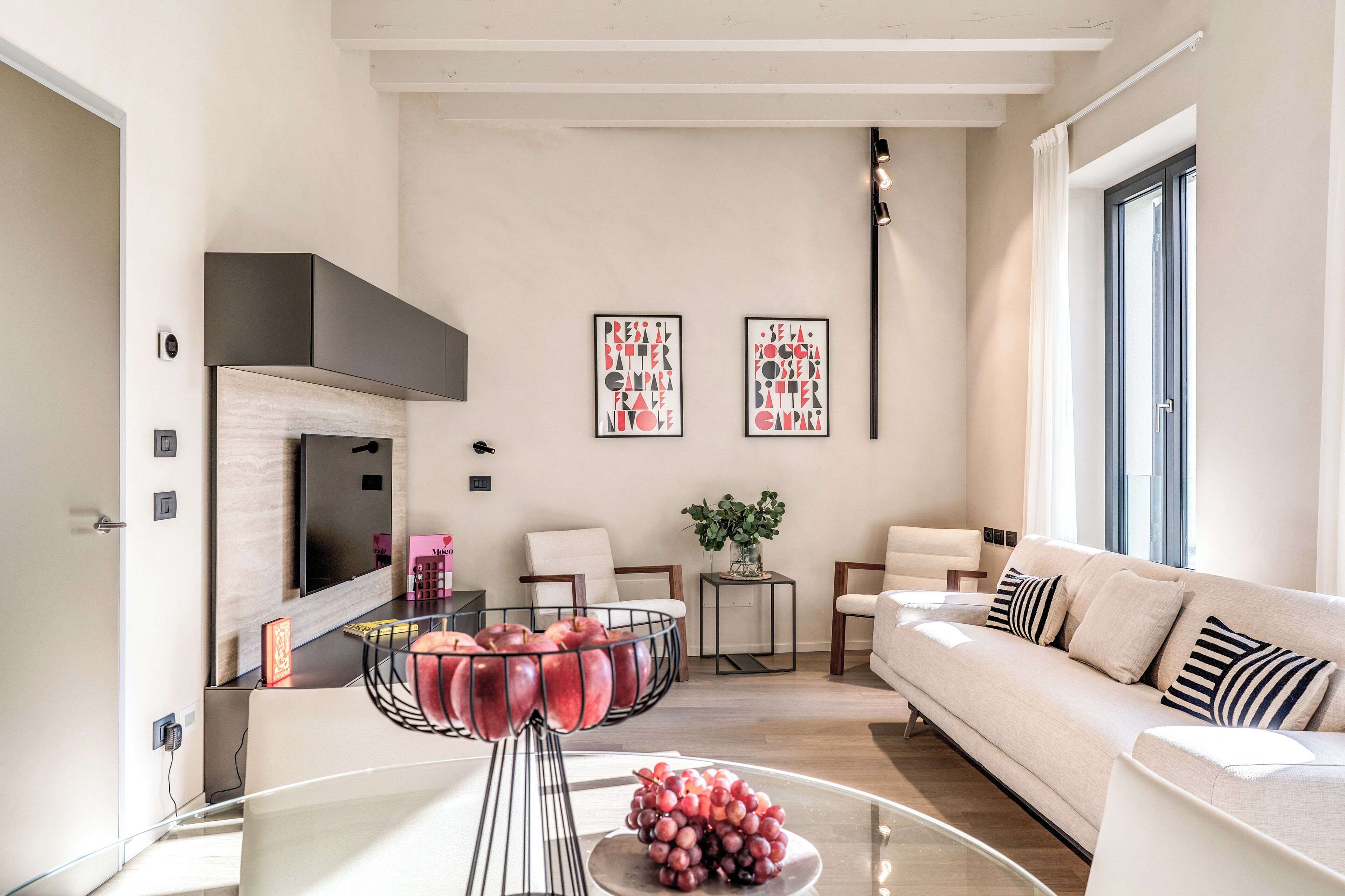 อพาร์ทเมนท์ | บริเวณนั่งเล่น | สมาร์ททีวี 32 นิ้ว พร้อมช่องเคเบิล