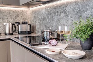 Apartment (2 Bedrooms) | Eigene Küche | Mikrowelle, Espressomaschine, Wasserkocher, Hochstuhl