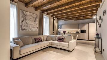 Appartement | Coin séjour | TV connectée de 32 pouces avec chaînes par câble