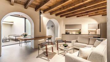 Leilighet (2 Bedrooms) | Oppholdsområde | En 32-tommers smart-TV med kabel-kanaler