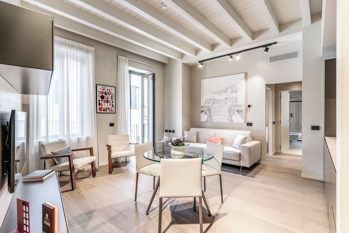 Apartment | Living area | 32-inch Smart TV with cable channels