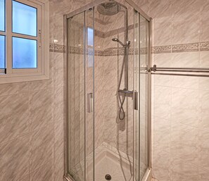 Shower, hair dryer - Holiday villa with pool and fantastic views, Coin (Coín)