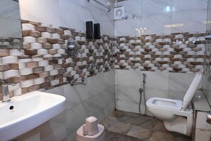 Deluxe Room | Bathroom - Hotel Kailash Heaven (Madikeri)