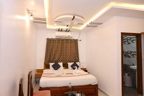 Classic Room | Free WiFi - Hotel Kailash Heaven (Madikeri)