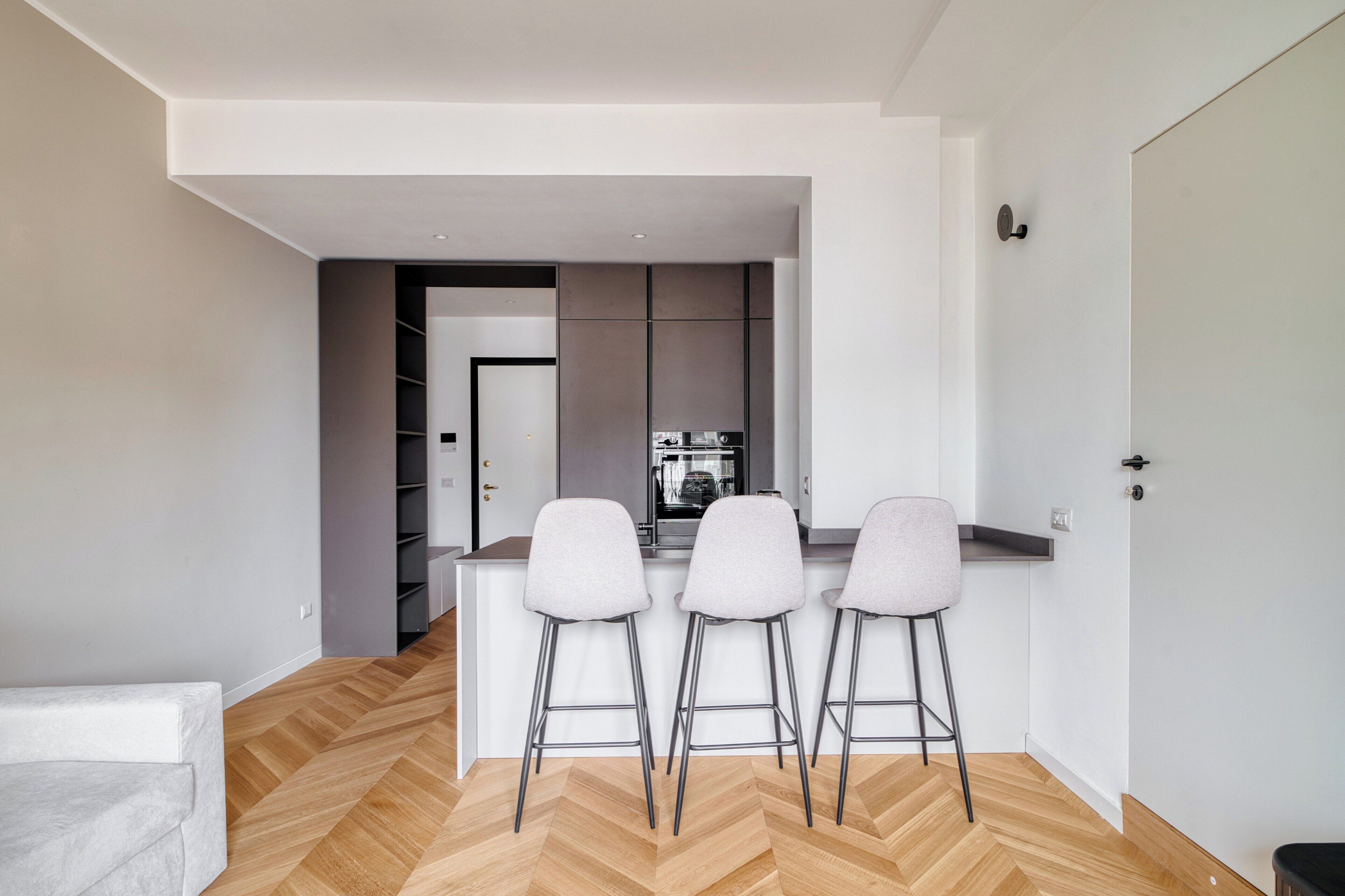 Apartament, 3 dormitoris, balcó | Sala d'estar | Televisor intel·ligent de 32 polzades amb canals per cable 