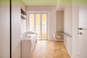 Tabla de planchar con plancha, wifi gratis y ropa de cama 