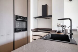 Departamento, 3 habitaciones, balcón | Cocina privada | Cafetera y tetera y tetera eléctrica 