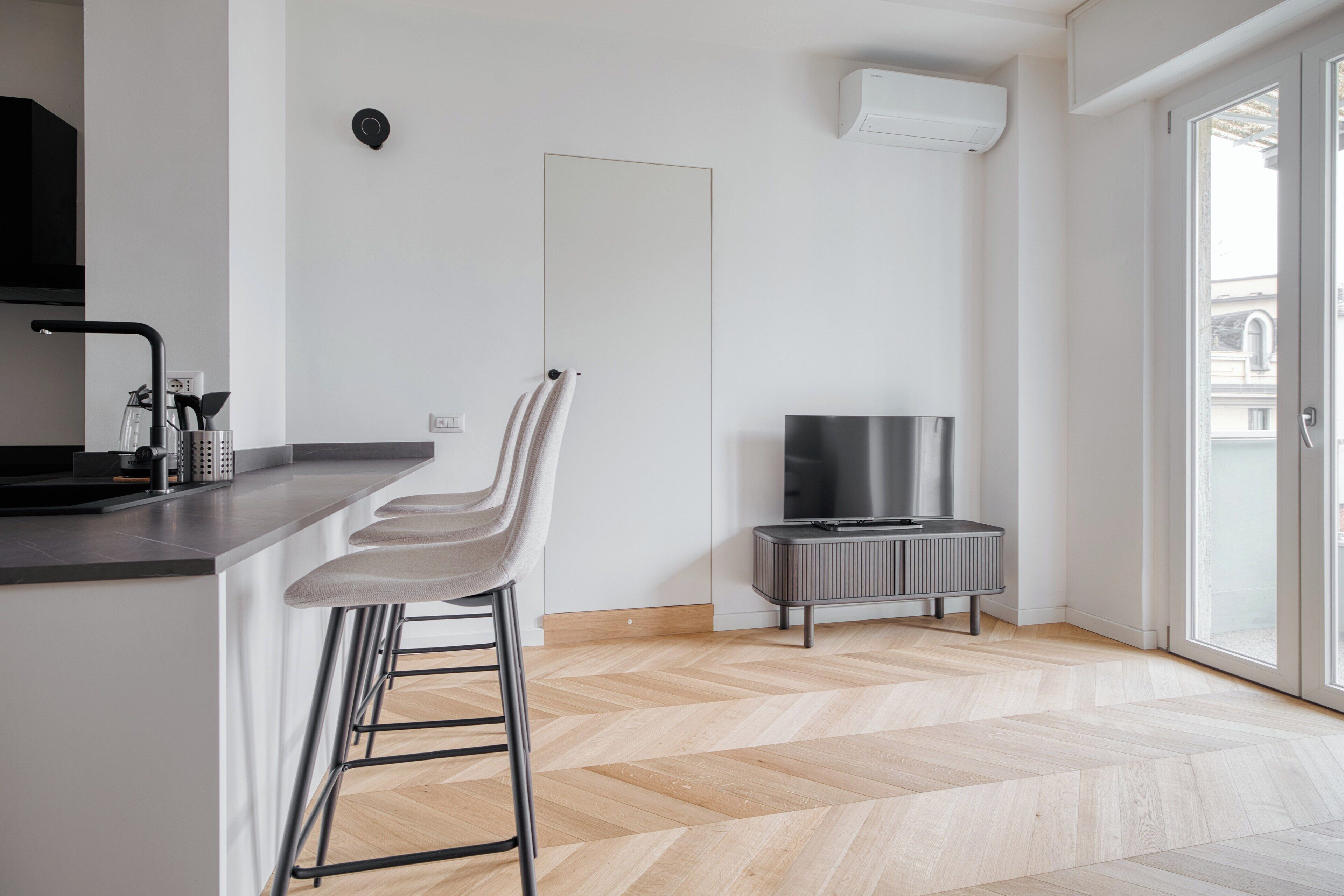 Apartamento, 3 habitaciones, balcón | Zona de estar | Smart TV de 32 pulgadas con canales por cable