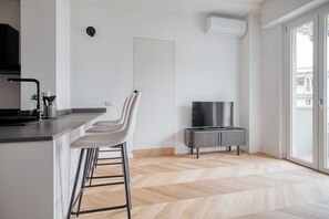 Departamento, 3 habitaciones, balcón | Área de sala de estar | Smart TV de 32 pulgadas con canales por cable 