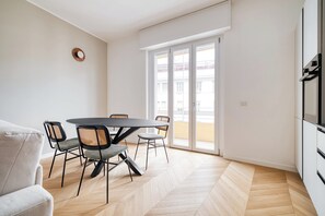 Apartamento, 3 habitaciones, balcón | Cocina privada | Cafetera o tetera y hervidor eléctrico