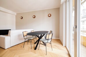 Appartement, 3 slaapkamers, balkon | Privékeuken | Een waterkoker, een eettafel