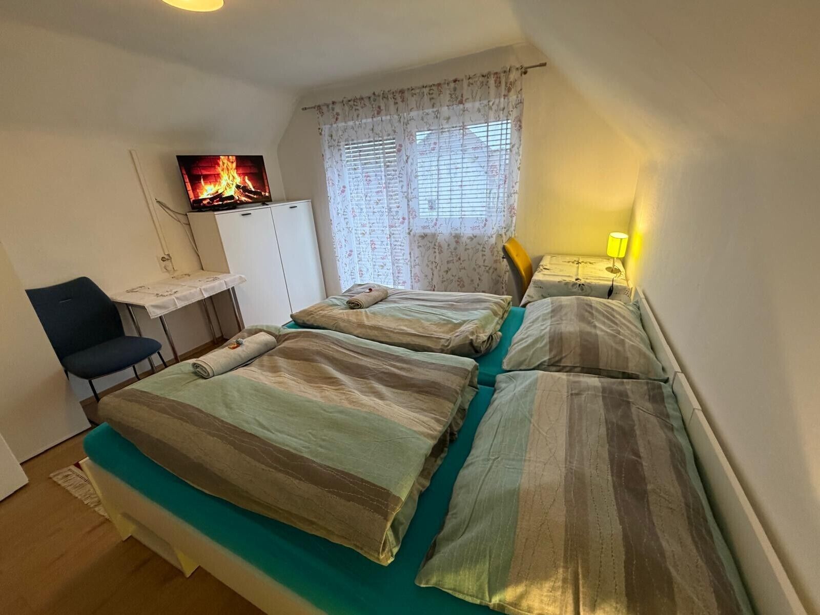 Een strijkplank/strijkijzer, wifi, beddengoed