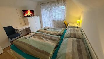 Een strijkplank/strijkijzer, wifi, beddengoed