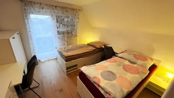 Tabla de planchar con plancha, wifi y ropa de cama