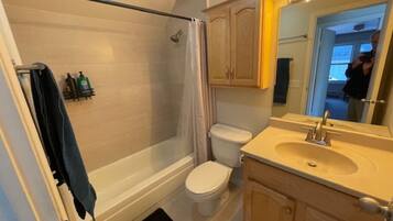 Sèche-cheveux, serviettes fournies