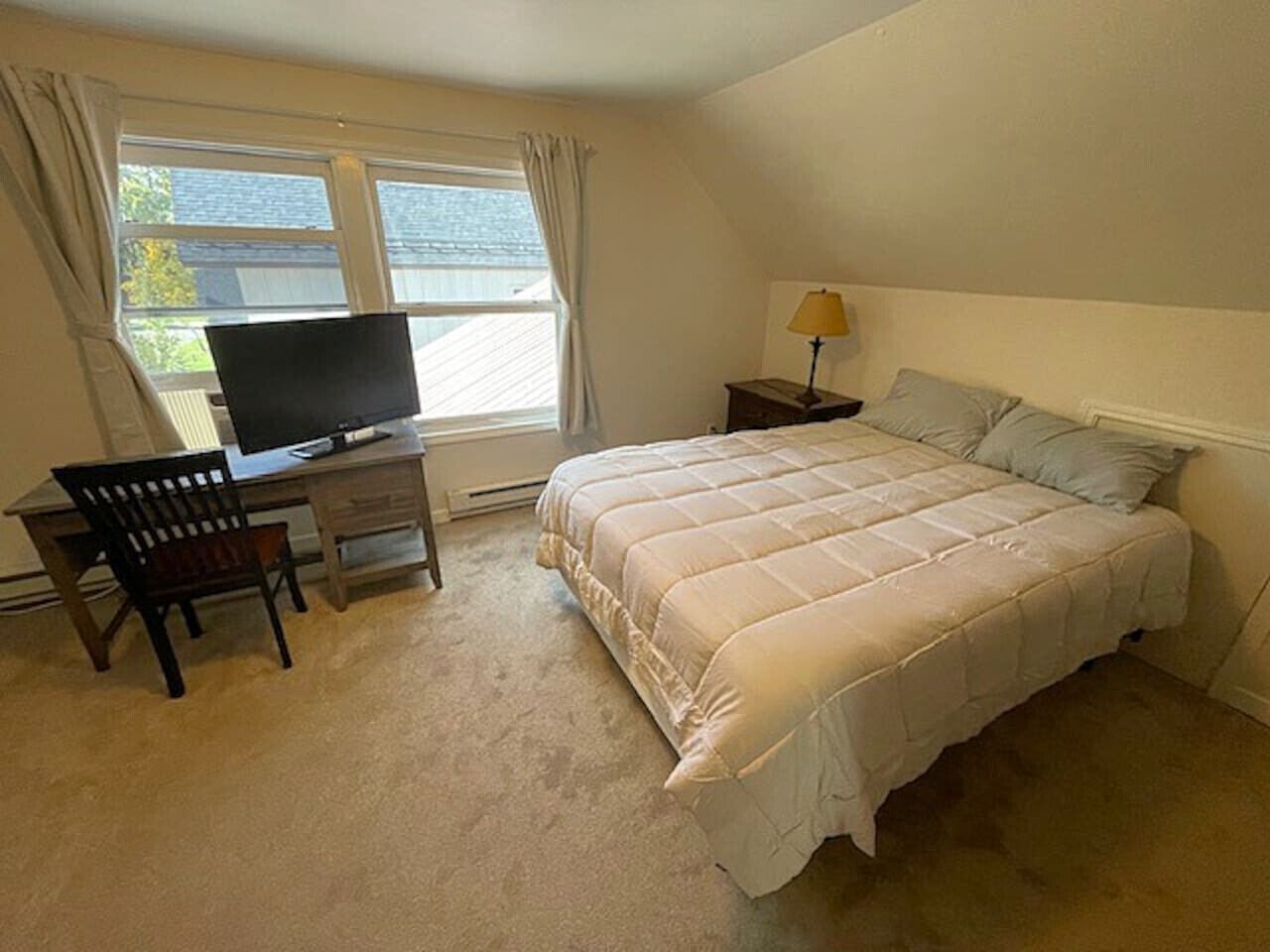 Desk, WiFi, bed sheets