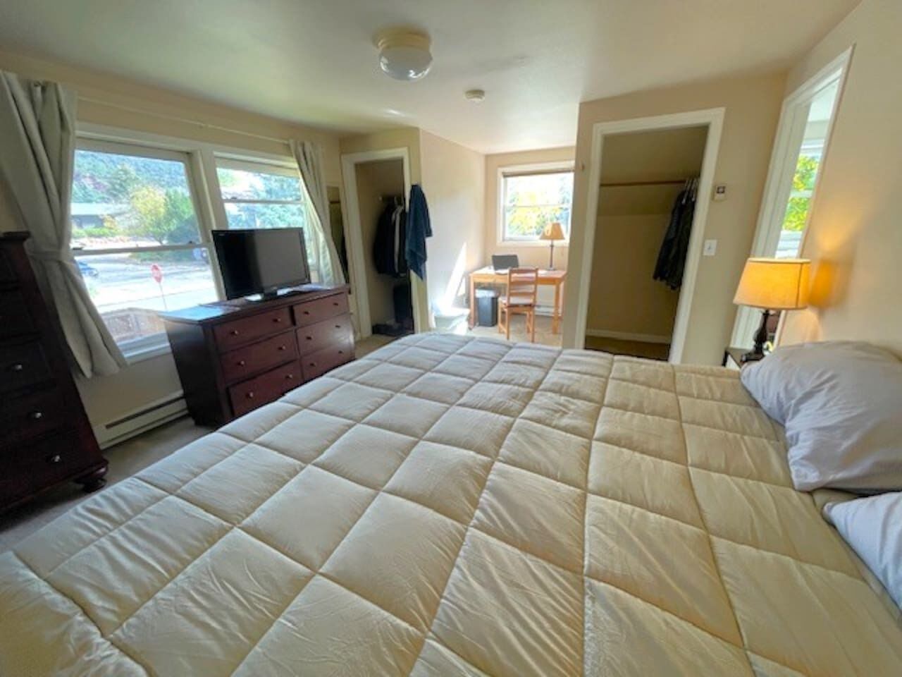 Escrivaninha, Wi-Fi, roupa de cama